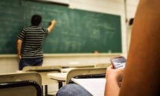 中学男教师在办公室猥亵男生 网爆男生被要求写检讨男教师趁机手伸进其衣服