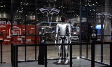 特斯拉人形机器人最早明年交付，马斯克：价值潜力远超其他产品总和